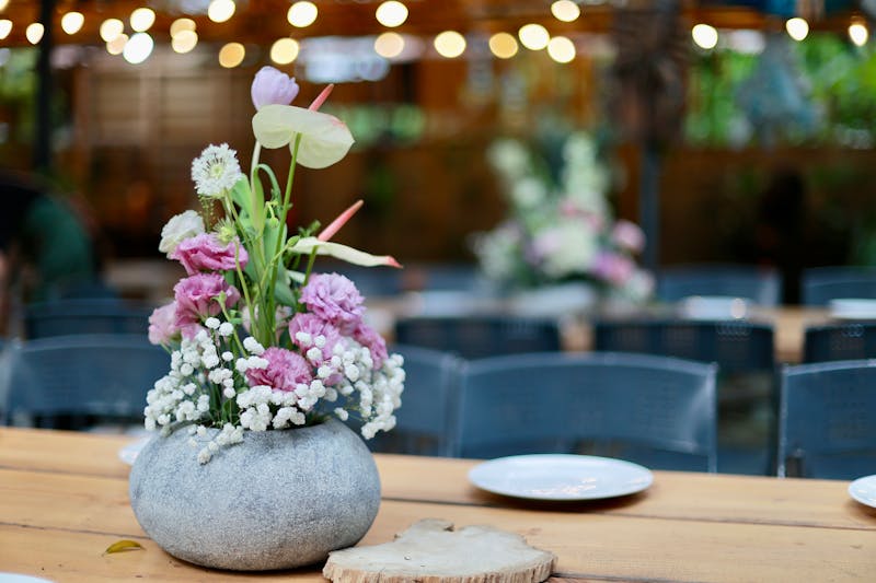 Composition florale dans un vase élégant pour table