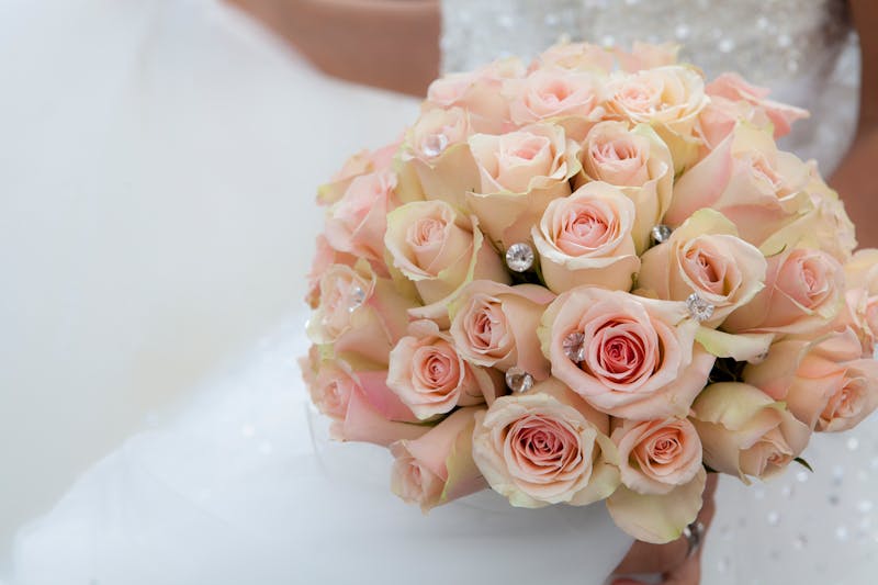 Bouquet de mariée romantique avec roses et verdure