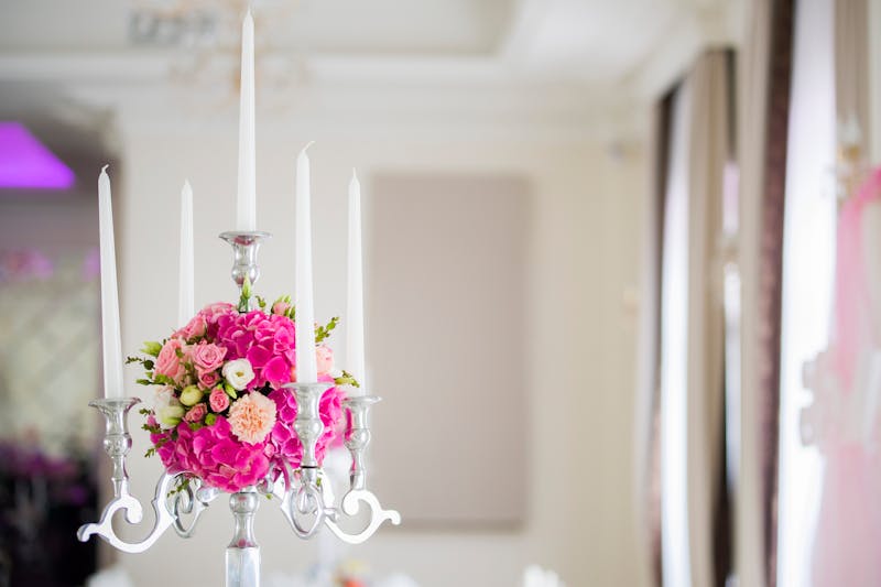 Décoration de table mariage avec fleurs fraîches et bougies